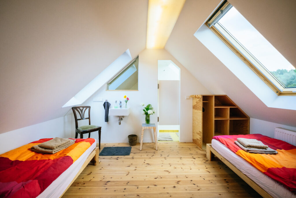 ByTaubenblau_Taubenblau_Zimmer 1_ Zweibett mit Bad
