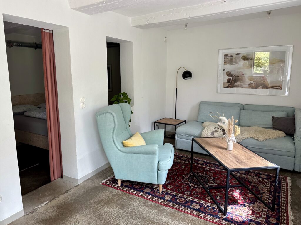 C_IMG_8045_Zimmer_Apartment_Bett_Couch
