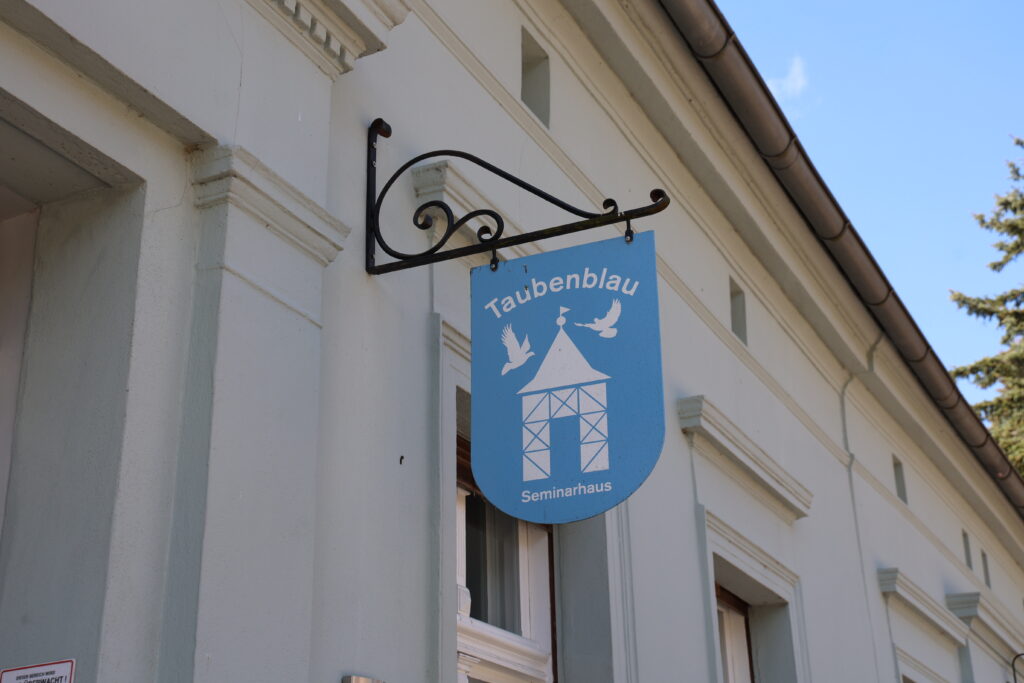 IMGL1092_Taubenblau_Schild_Front