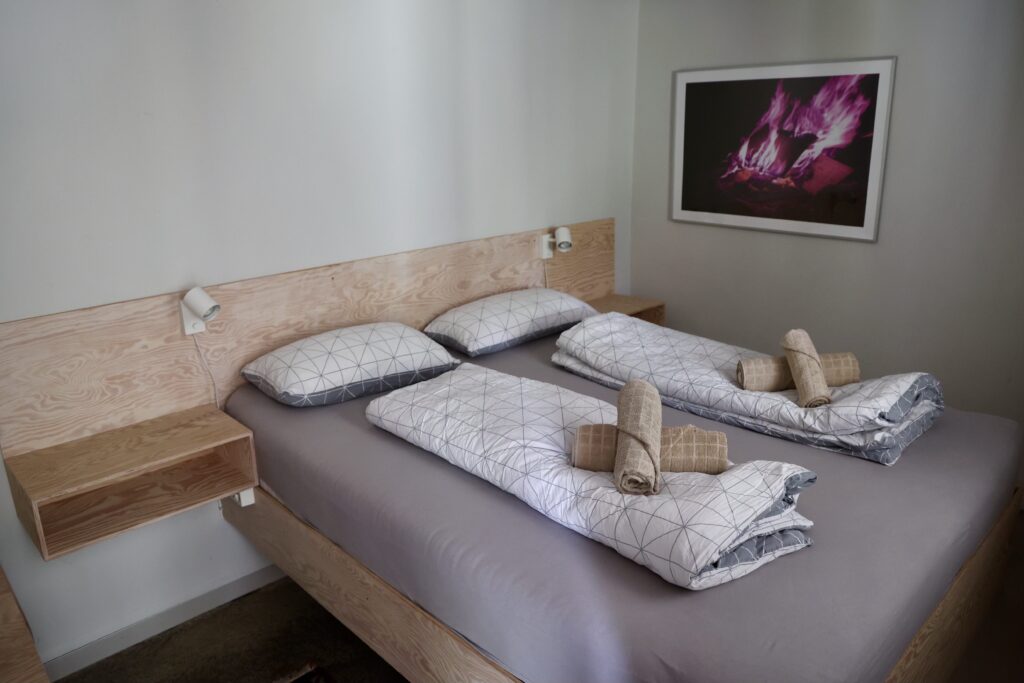 IMGL1266_Zimmer_Apartment_Bett_bearbeitet