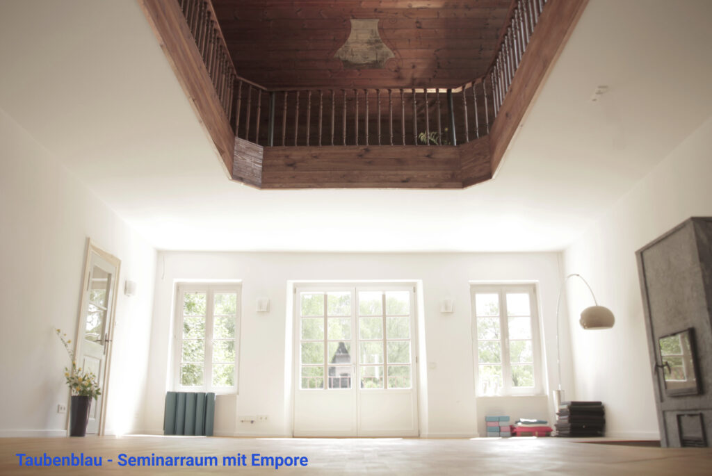 Kopie von Taubenblau Seminarraum mit Empore