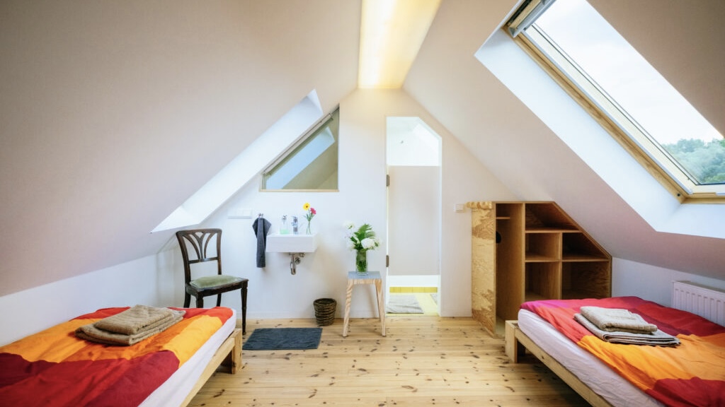 3_ByTaubenblau_Taubenblau_Zimmer-1_-Zweibett-mit-Bad-1024x683