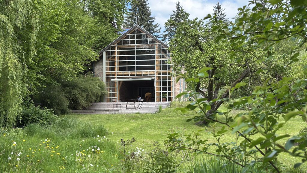 9_C_IMG_8072_Garten_Wiese_Scheune von außen