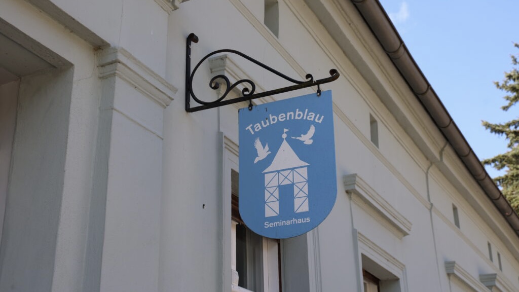 IMGL1092_Taubenblau_Schild_Front-1024x683
